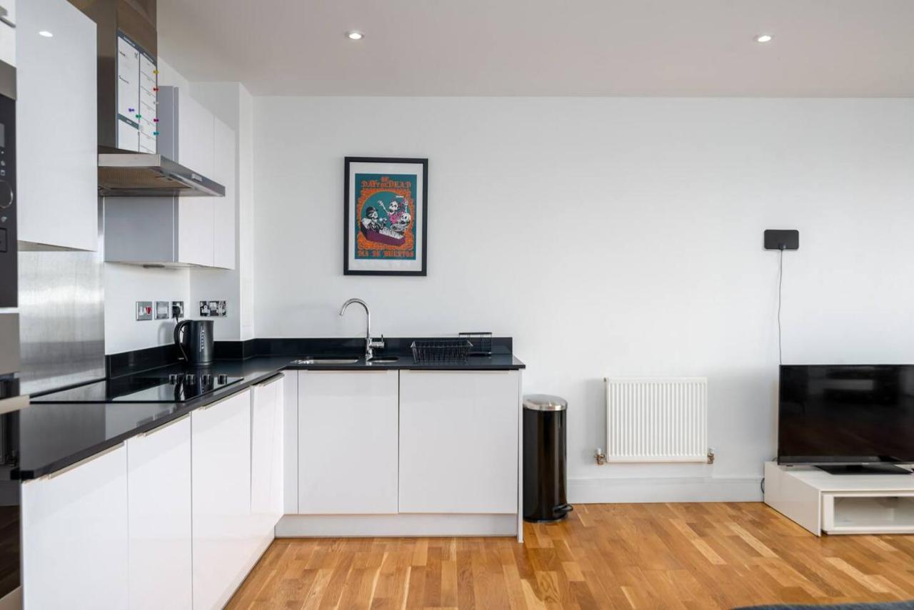 Stunning Riverside View Apartment, Near Canary Wharf & O2 London Exterior photo