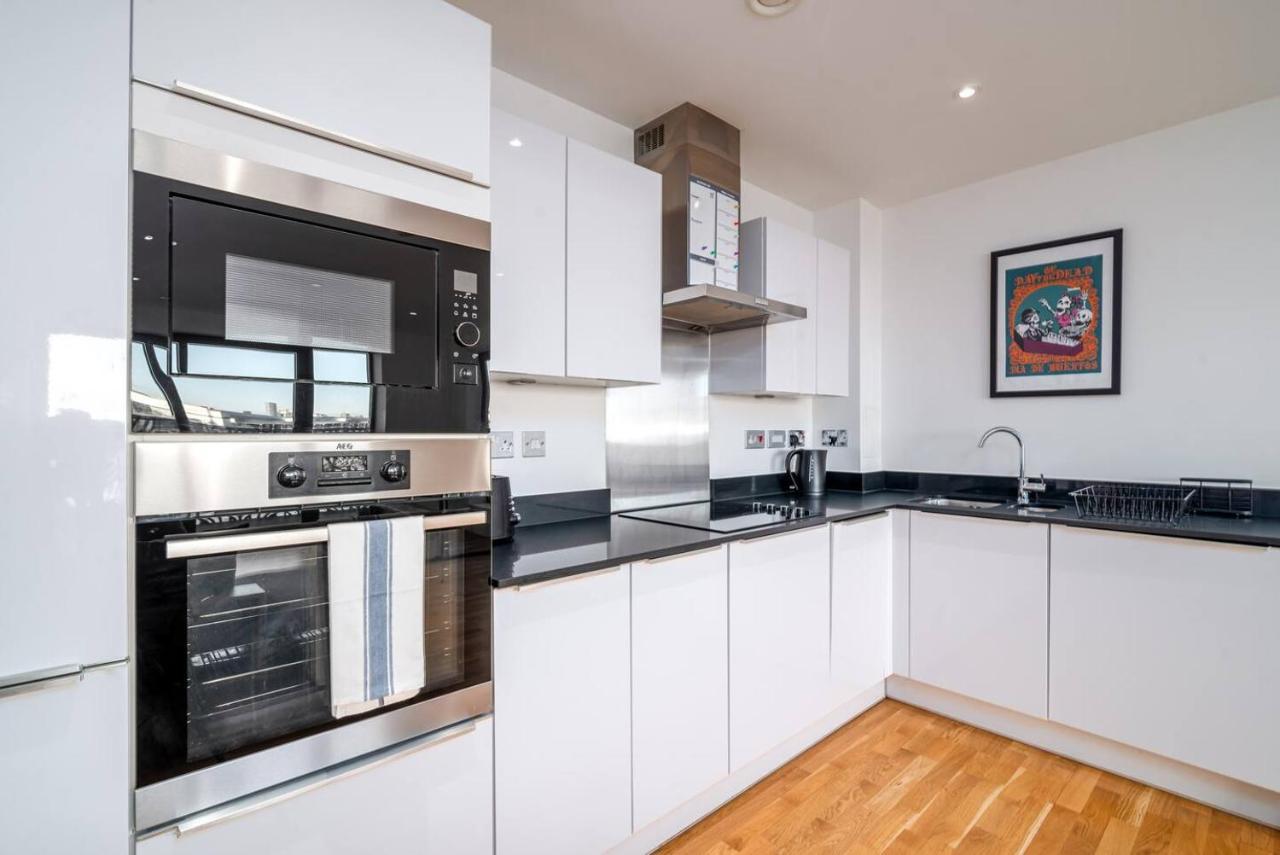 Stunning Riverside View Apartment, Near Canary Wharf & O2 London Exterior photo