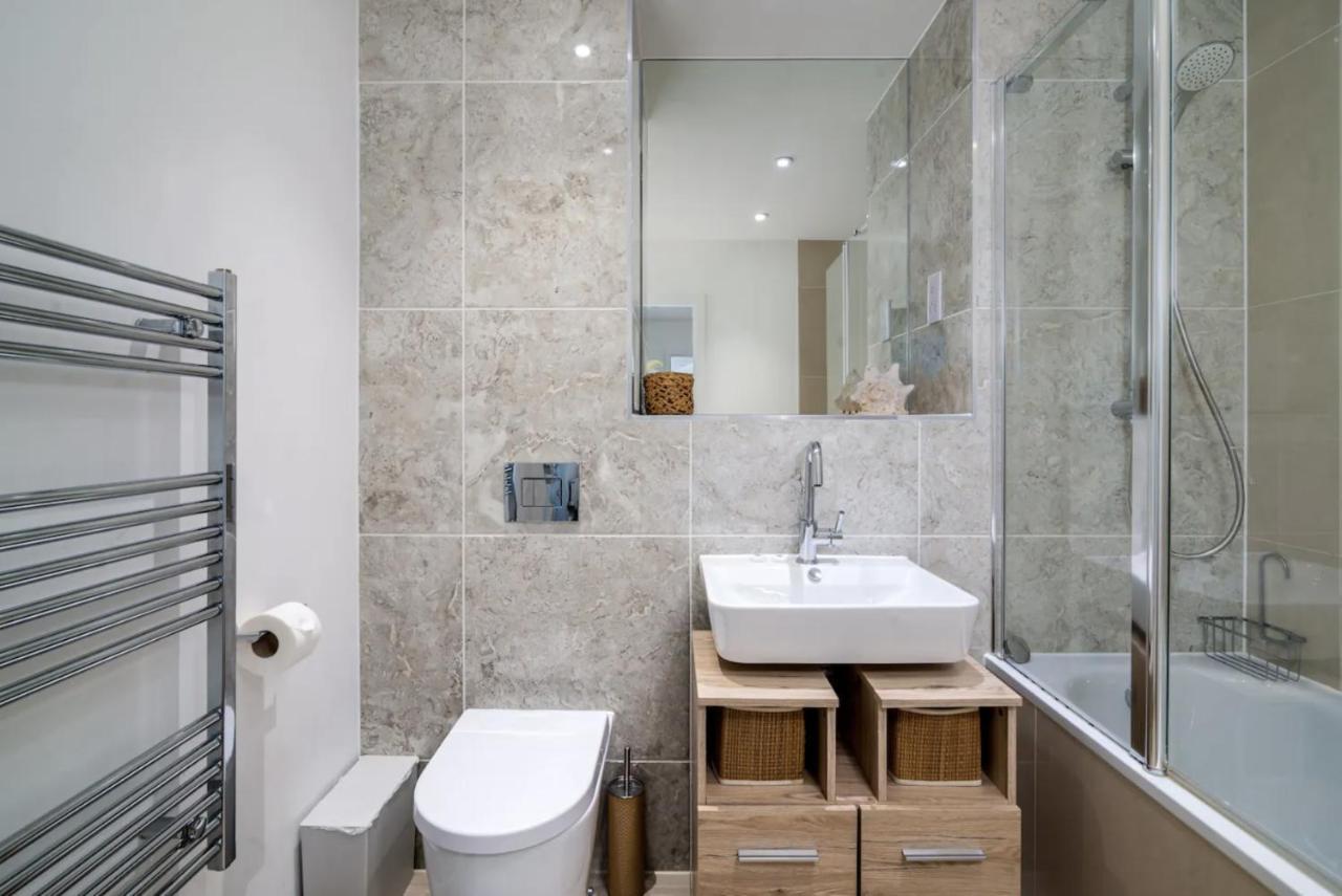 Stunning Riverside View Apartment, Near Canary Wharf & O2 London Exterior photo
