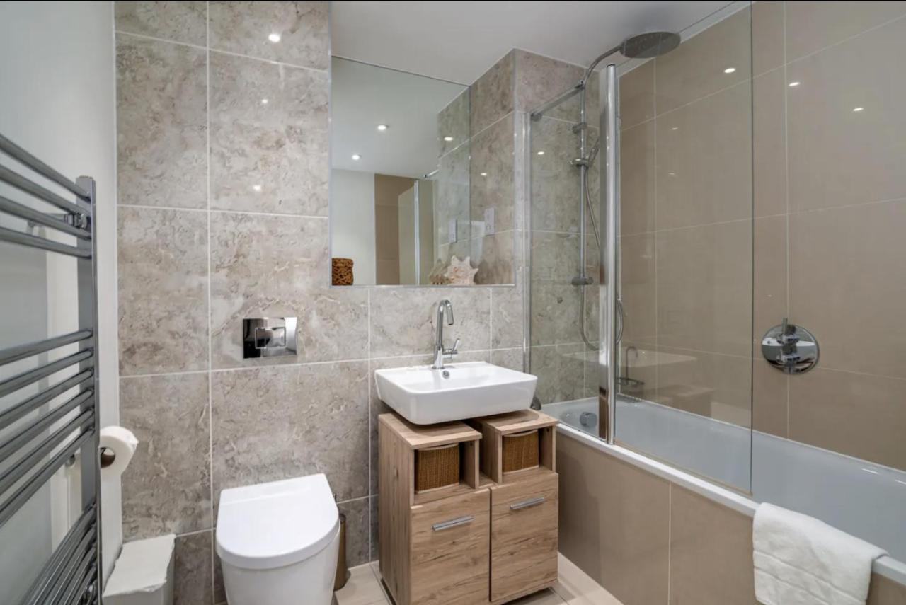 Stunning Riverside View Apartment, Near Canary Wharf & O2 London Exterior photo